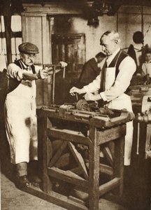 Deux vieux serruriers coupant des barillets de clés, de Wonderful London, publié 1926-27 - English Photographer